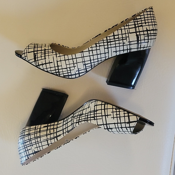 La Diva black and white peep toe heels, sz 38, fits like 7.5US - Picture 2 of 8